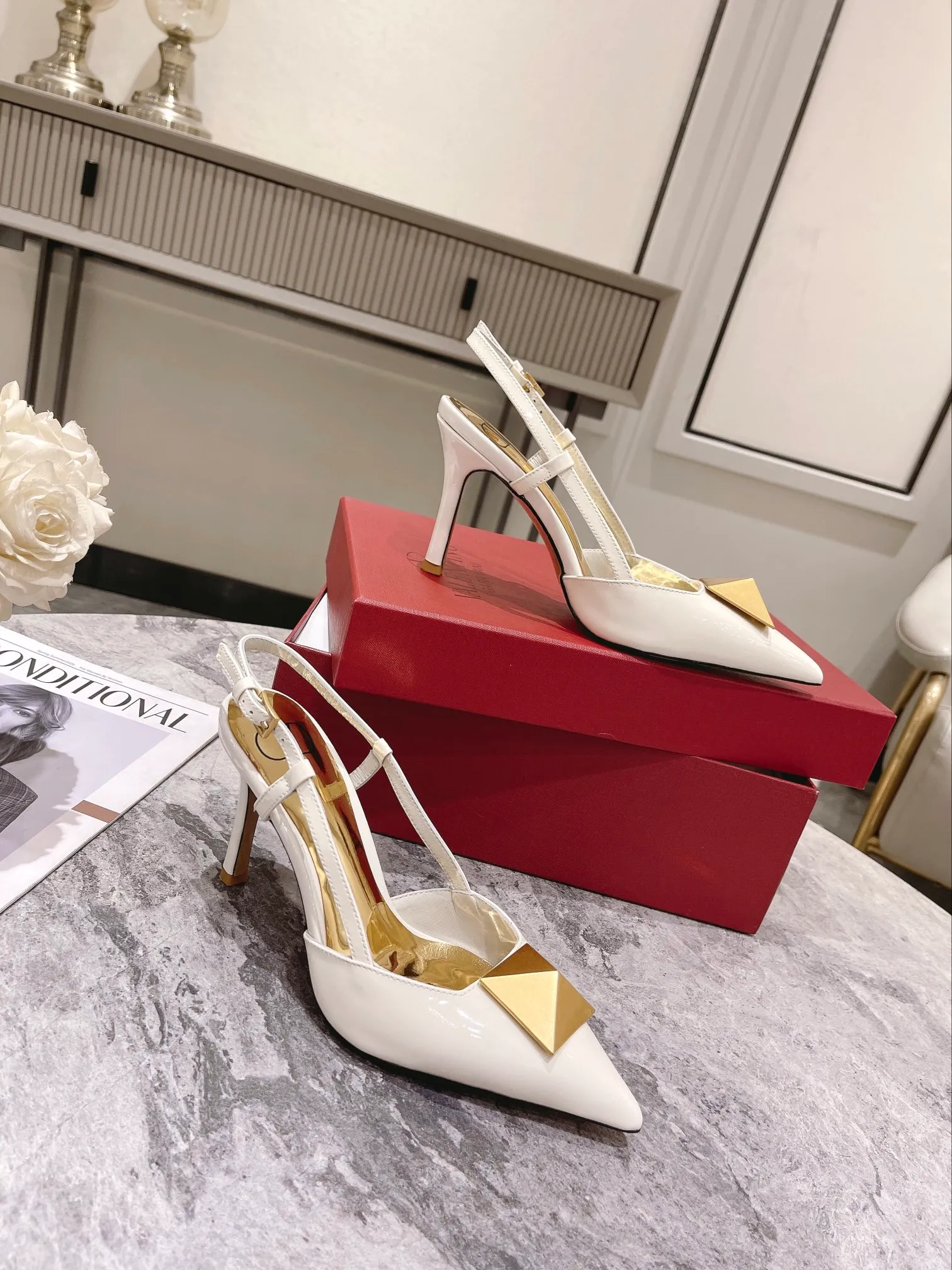 👟👟Ex-factory price 400👟👟 Genuine leather sole +40 Valentino Valentino spring and summer new rivet shoes are new☑️ —————————————— The latest golden big rivet element is full of high-end sense! Extremely fashionable Heel height: 9.5cm Upper: Matt sheepskin Lining: Sheepskin lining Outsole: Italian genuine leather outsole, rubber sole optional Color: Two styles and 8 colors available Code number: 34-41 (34 and 42 customized are not returnable)